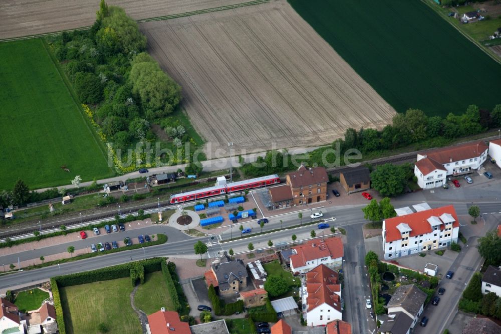 Wörrstadt aus der Vogelperspektive: Haltebahnhof der Deutschen Bahn in Wörrstadt im Bundesland Rheinland-Pfalz