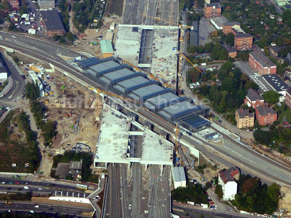 Luftbild Berlin-Tempelhof - halten die S-Bahnzüge in Richtung Schöneberg bereits am neuen, endgültigen Bahnsteig Papestraße, während sie in Richtung Tempelhof weiter den provisorischen Bahnsteig anfahren