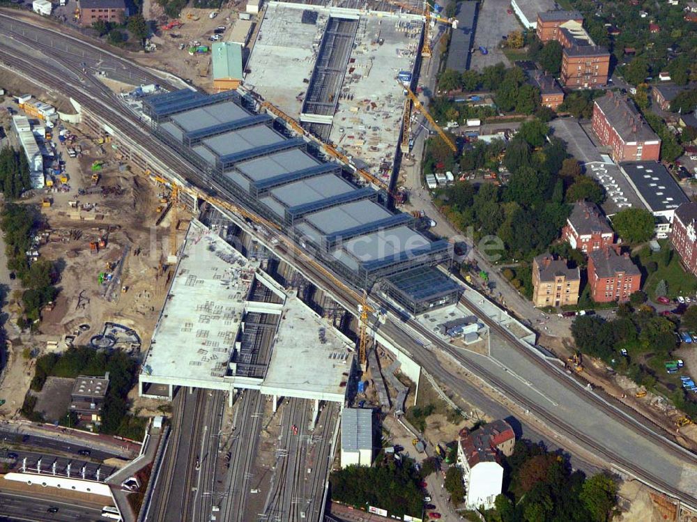 Luftaufnahme Berlin-Tempelhof - halten die S-Bahnzüge in Richtung Schöneberg bereits am neuen, endgültigen Bahnsteig Papestraße, während sie in Richtung Tempelhof weiter den provisorischen Bahnsteig anfahren