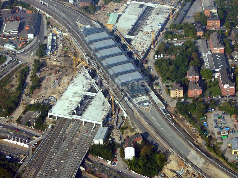 Berlin-Tempelhof von oben - halten die S-Bahnzüge in Richtung Schöneberg bereits am neuen, endgültigen Bahnsteig Papestraße, während sie in Richtung Tempelhof weiter den provisorischen Bahnsteig anfahren