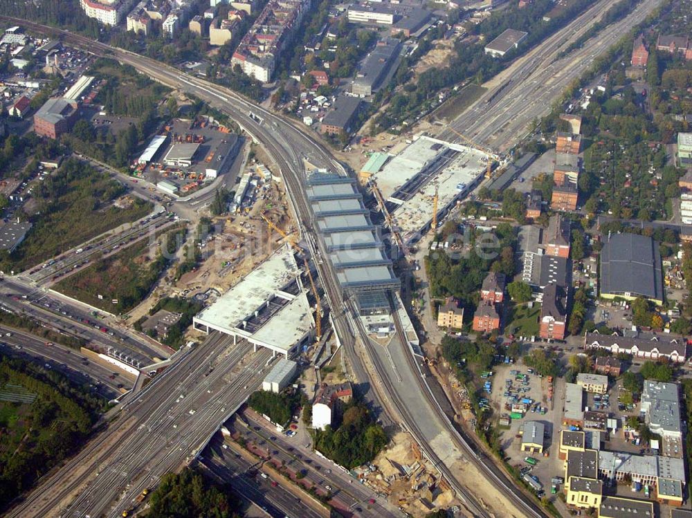 Berlin-Tempelhof aus der Vogelperspektive: halten die S-Bahnzüge in Richtung Schöneberg bereits am neuen, endgültigen Bahnsteig Papestraße, während sie in Richtung Tempelhof weiter den provisorischen Bahnsteig anfahren