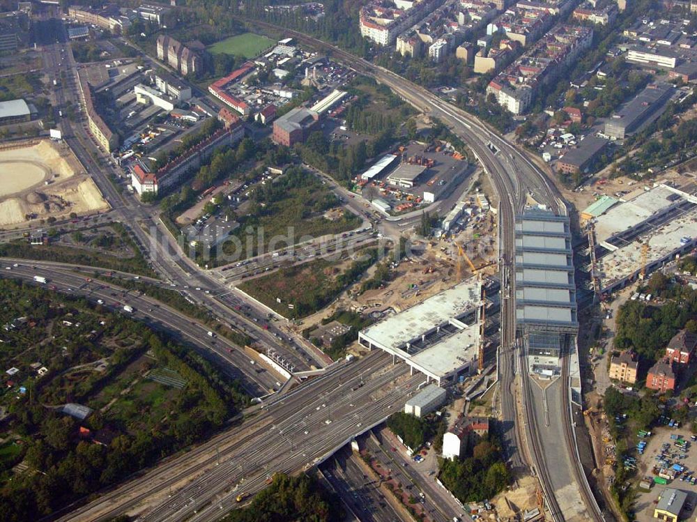 Luftbild Berlin-Tempelhof - halten die S-Bahnzüge in Richtung Schöneberg bereits am neuen, endgültigen Bahnsteig Papestraße, während sie in Richtung Tempelhof weiter den provisorischen Bahnsteig anfahren