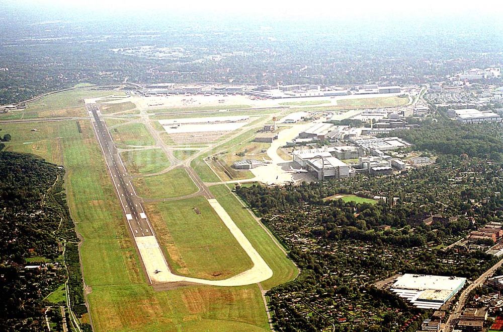 Hamburg, Fuhlsbüttel von oben - Hamburg Blick auf den Flughafen Hamburg-Fuhlsbüttel von Westen her 06.09.03