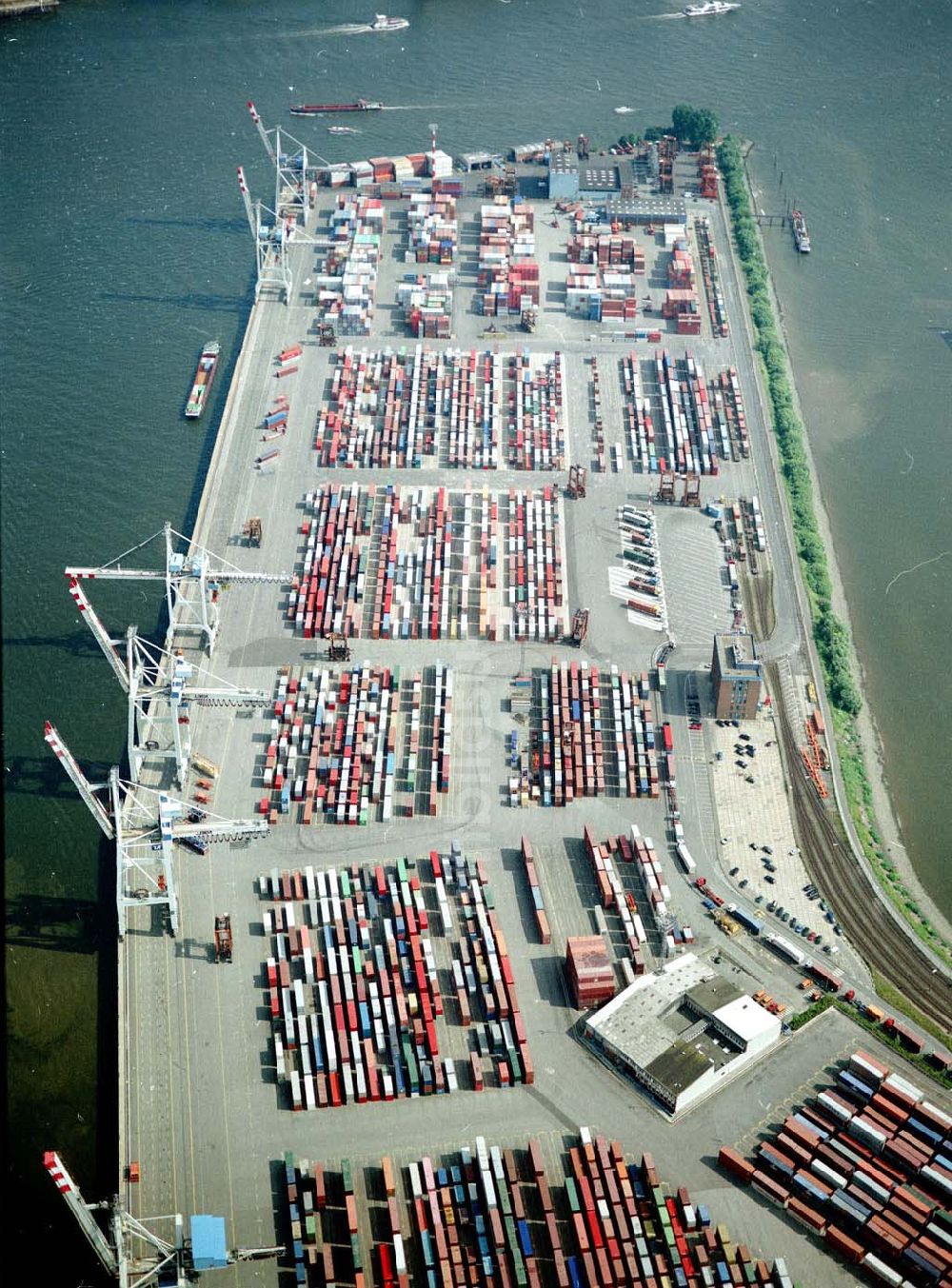 Hamburg aus der Vogelperspektive: Hamburger Überseehafen