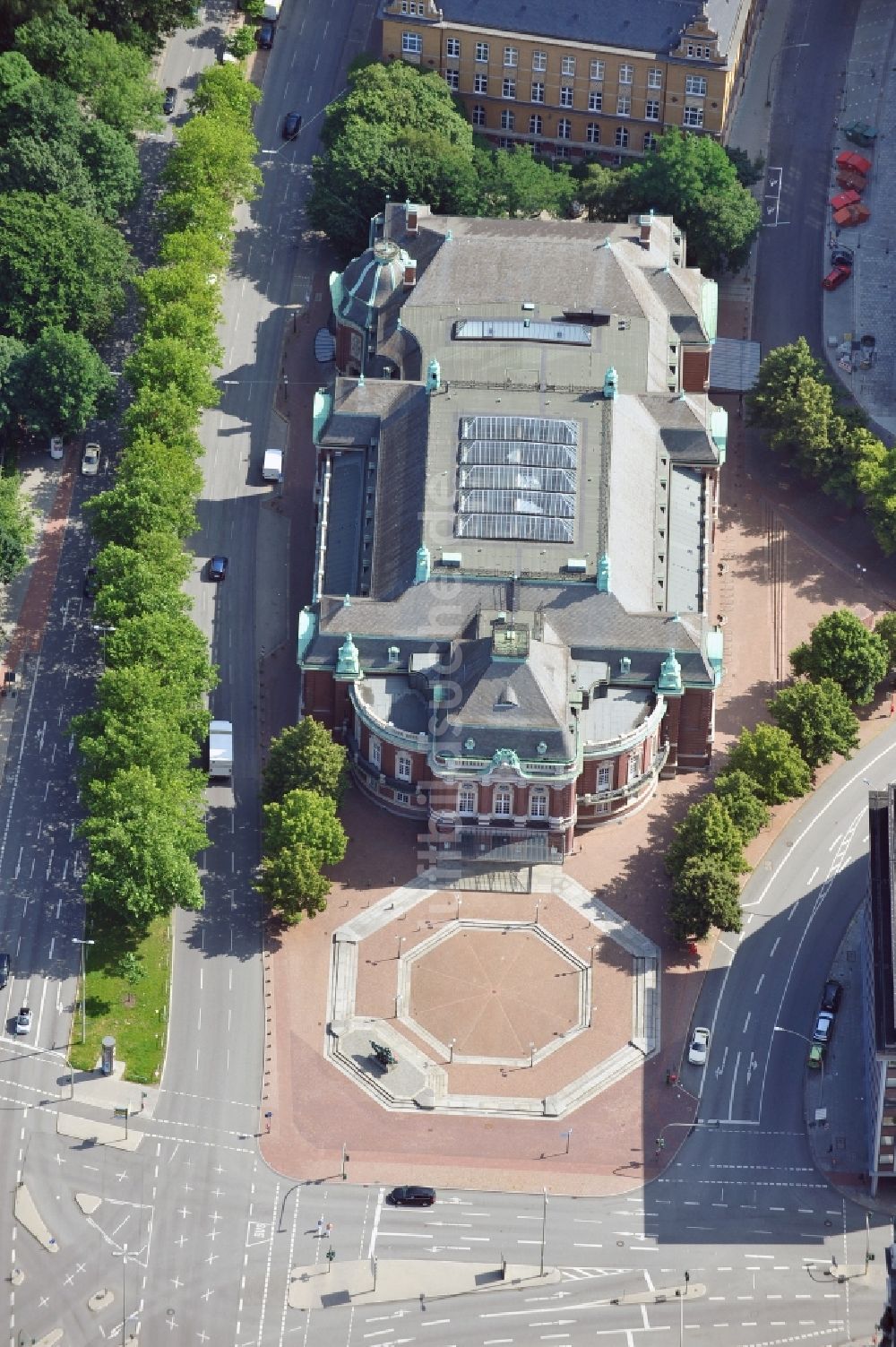 Luftaufnahme Hamburg - Hamburger Konzerthaus Laeiszhalle am Johannes-Brahms-Platz in Hamburg