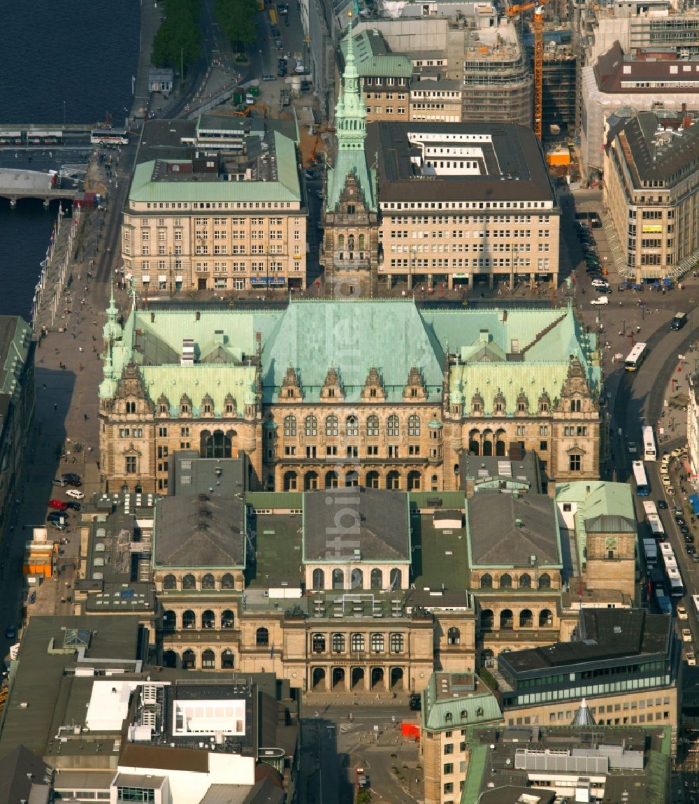 Hamburg aus der Vogelperspektive: Hamburger Rathaus - Sitz der Bürgerschaft ( Parlament ) und des Senats ( Landesregierung ) der Freien und Hansestadt Hamburg