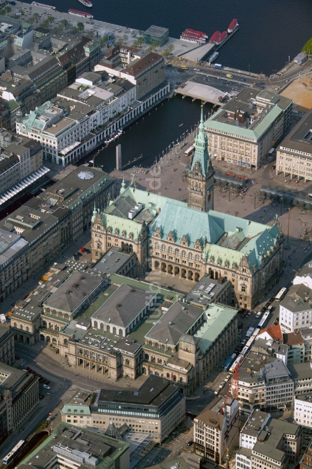 Luftbild Hamburg - Hamburger Rathaus - Sitz der Bürgerschaft ( Parlament ) und des Senats ( Landesregierung ) der Freien und Hansestadt Hamburg