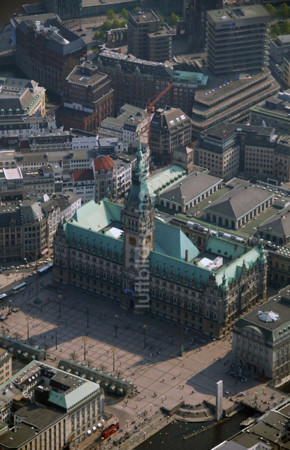 Luftaufnahme Hamburg - Hamburger Rathaus - Sitz der Bürgerschaft ( Parlament ) und des Senats ( Landesregierung ) der Freien und Hansestadt Hamburg