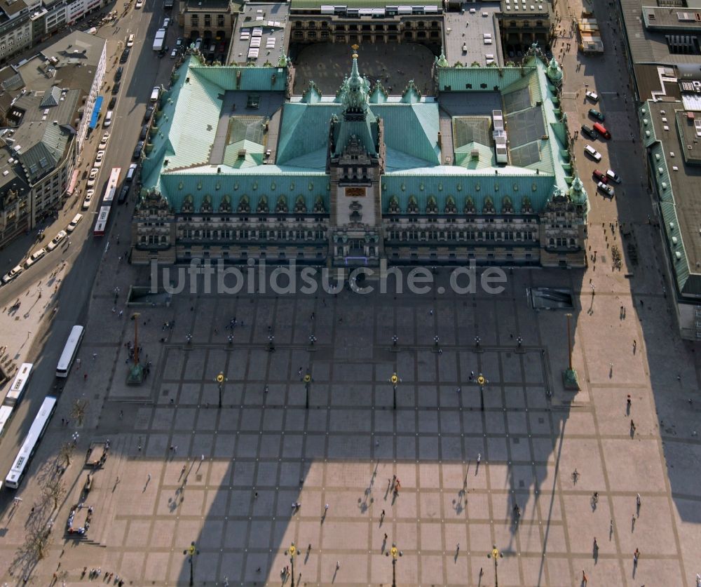 Hamburg von oben - Hamburger Rathaus - Sitz der Bürgerschaft ( Parlament ) und des Senats ( Landesregierung ) der Freien und Hansestadt Hamburg