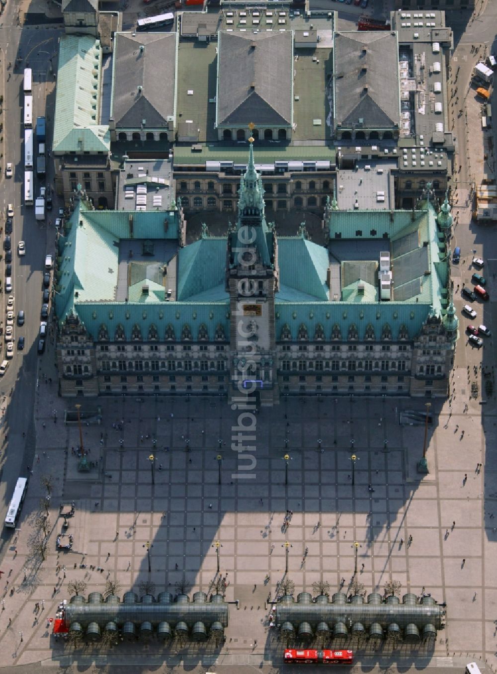 Hamburg aus der Vogelperspektive: Hamburger Rathaus - Sitz der Bürgerschaft ( Parlament ) und des Senats ( Landesregierung ) der Freien und Hansestadt Hamburg