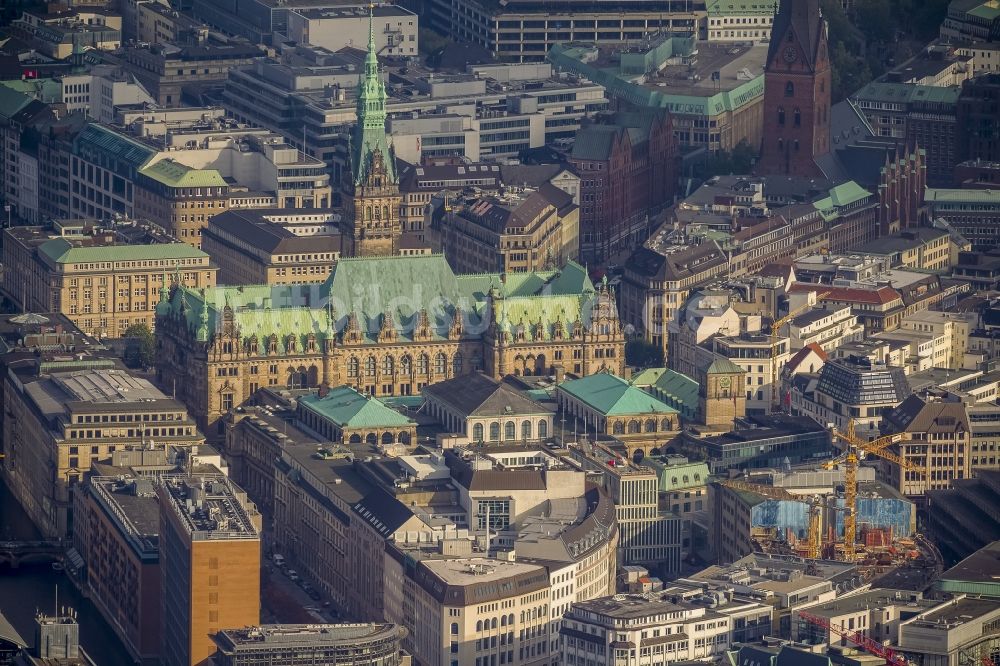 Luftbild Hamburg - Hamburger Rathaus - Sitz der Bürgerschaft ( Parlament ) und des Senats ( Landesregierung ) der Freien und Hansestadt Hamburg