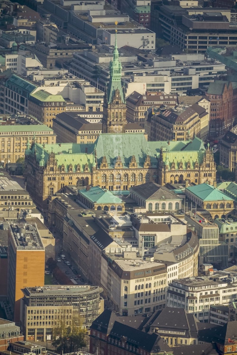 Luftaufnahme Hamburg - Hamburger Rathaus - Sitz der Bürgerschaft ( Parlament ) und des Senats ( Landesregierung ) der Freien und Hansestadt Hamburg