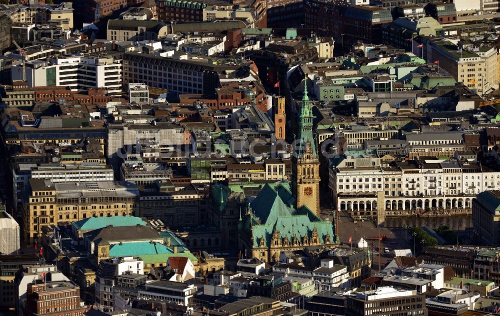 Luftbild Hamburg - Hamburger Rathaus - Sitz der Bürgerschaft ( Parlament ) und des Senats ( Landesregierung ) der Freien und Hansestadt Hamburg