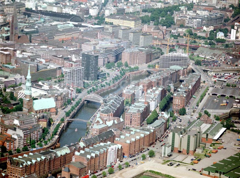 Luftbild Hamburg - Hamburger Stadtzentrum mit der Speicherstadt am Hafen.