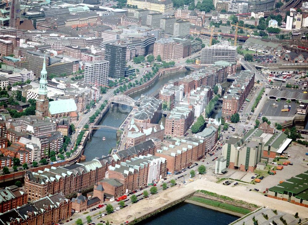 Hamburg von oben - Hamburger Stadtzentrum mit der Speicherstadt am Hafen.