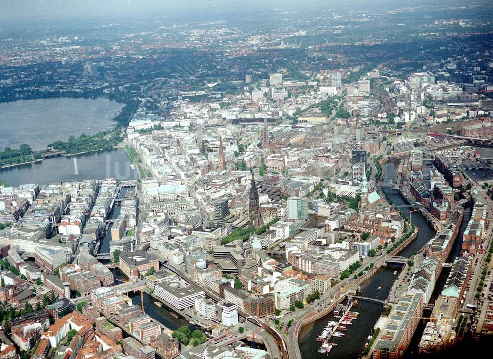 Luftaufnahme Hamburg - Hamburger Stadtzentrum mit der Speicherstadt am Hafen.