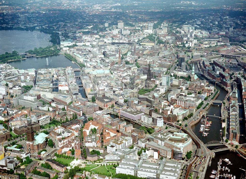 Hamburg aus der Vogelperspektive: Hamburger Stadtzentrum mit der Speicherstadt am Hafen.