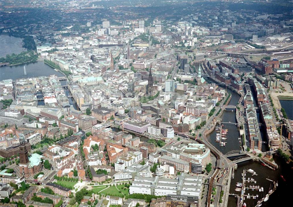 Luftaufnahme Hamburg - Hamburger Stadtzentrum mit der Speicherstadt am Hafen.