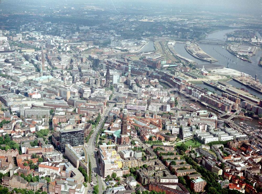 Hamburg von oben - Hamburger Stadtzentrum mit der Speicherstadt am Hafen.