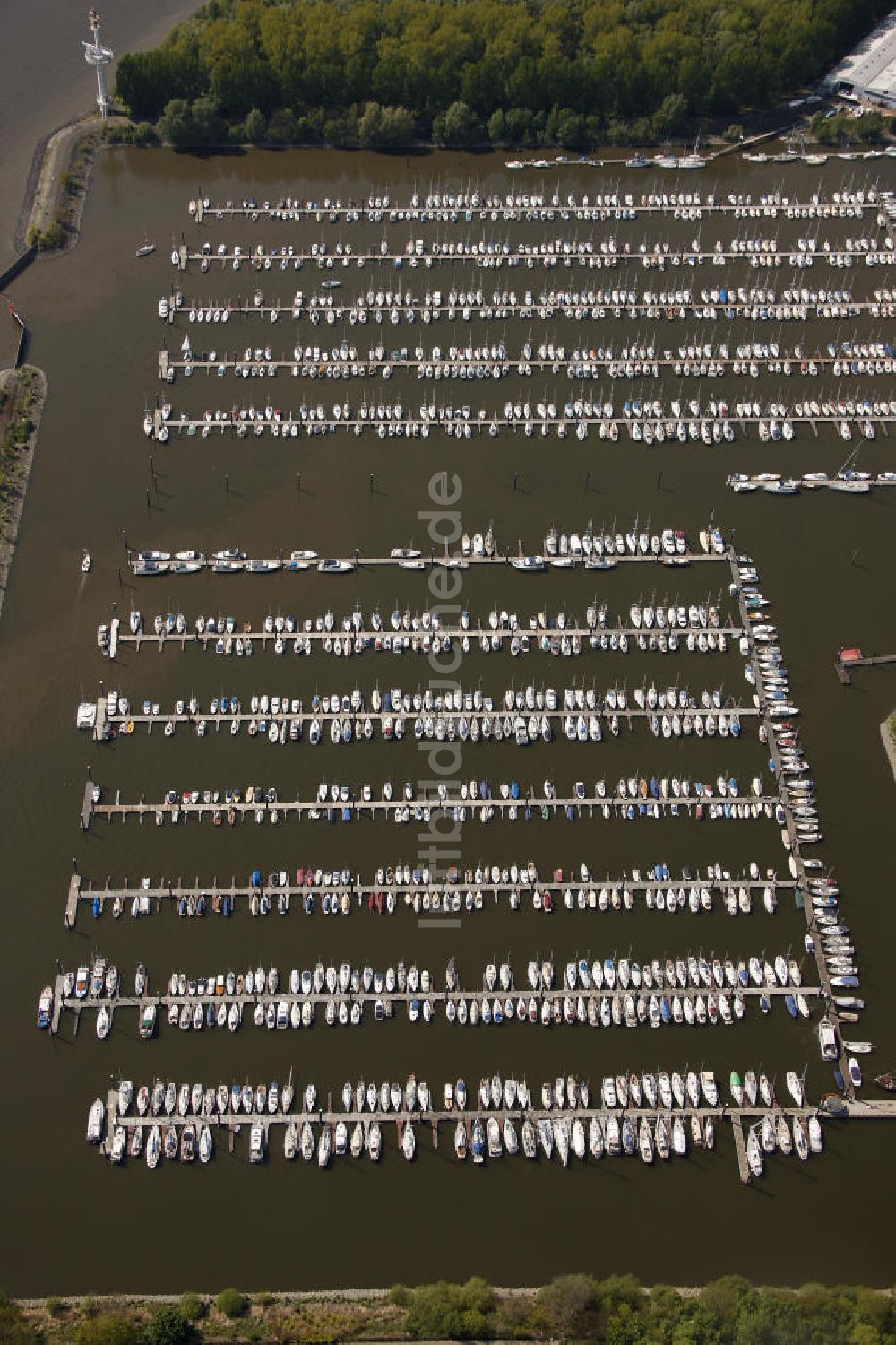 Wedel von oben - Hamburger Yachthafen an der Elbe in Wedel