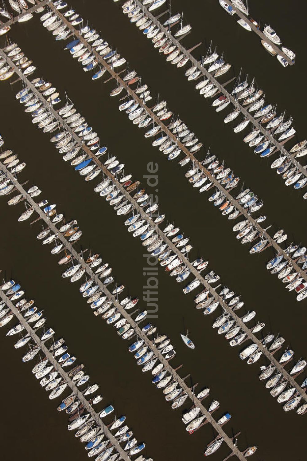 Wedel von oben - Hamburger Yachthafen an der Elbe in Wedel