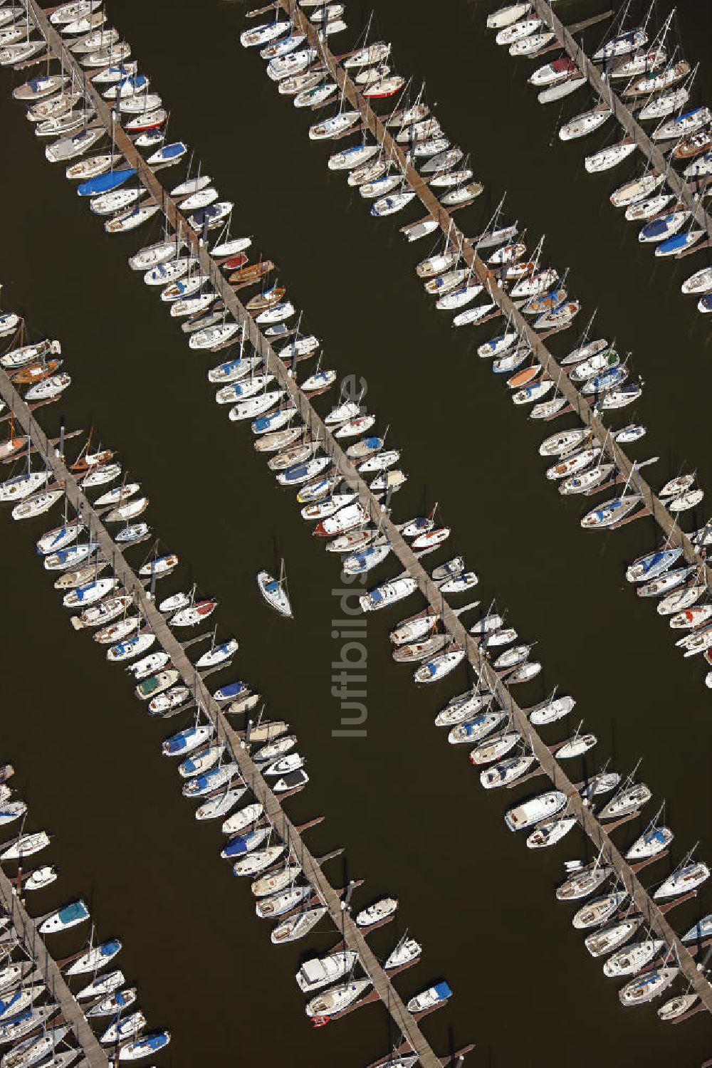 Wedel von oben - Hamburger Yachthafen an der Elbe in Wedel