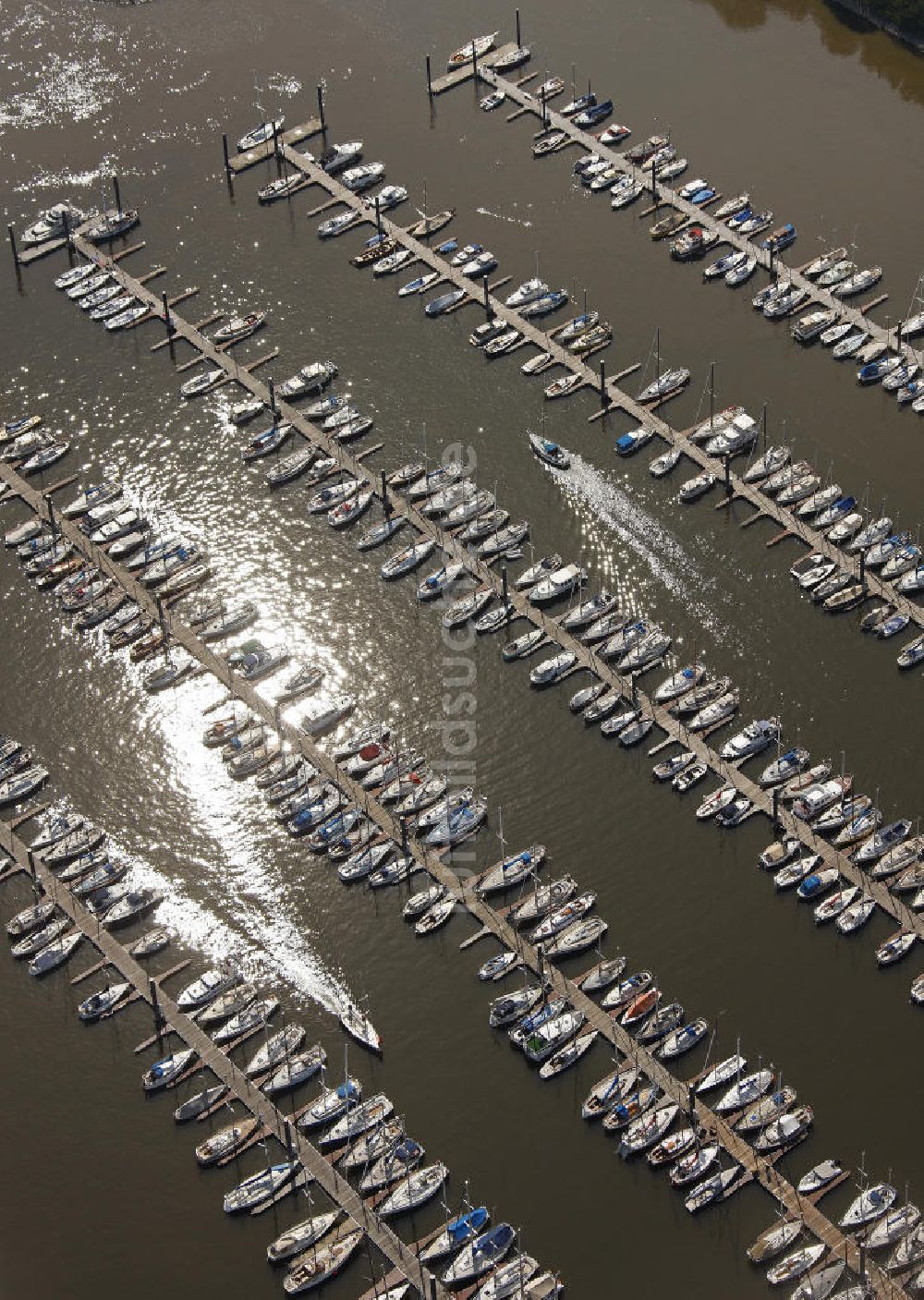 Luftaufnahme Wedel - Hamburger Yachthafen an der Elbe in Wedel