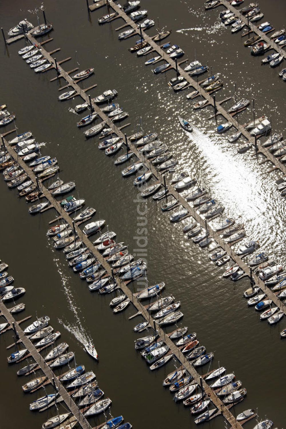 Wedel von oben - Hamburger Yachthafen an der Elbe in Wedel