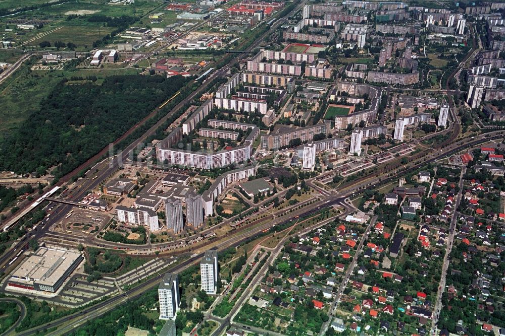 Luftaufnahme Berlin - Handelszentrum und Wohngebiet Marzahner Promenade in Berlin-Marzahn