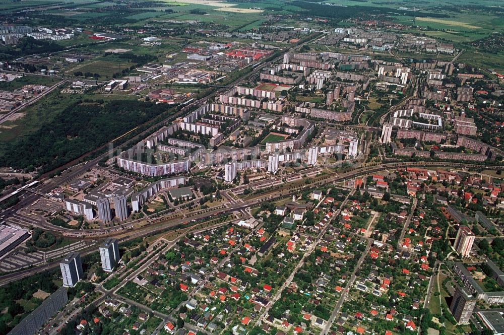 Berlin von oben - Handelszentrum und Wohngebiet Marzahner Promenade in Berlin-Marzahn