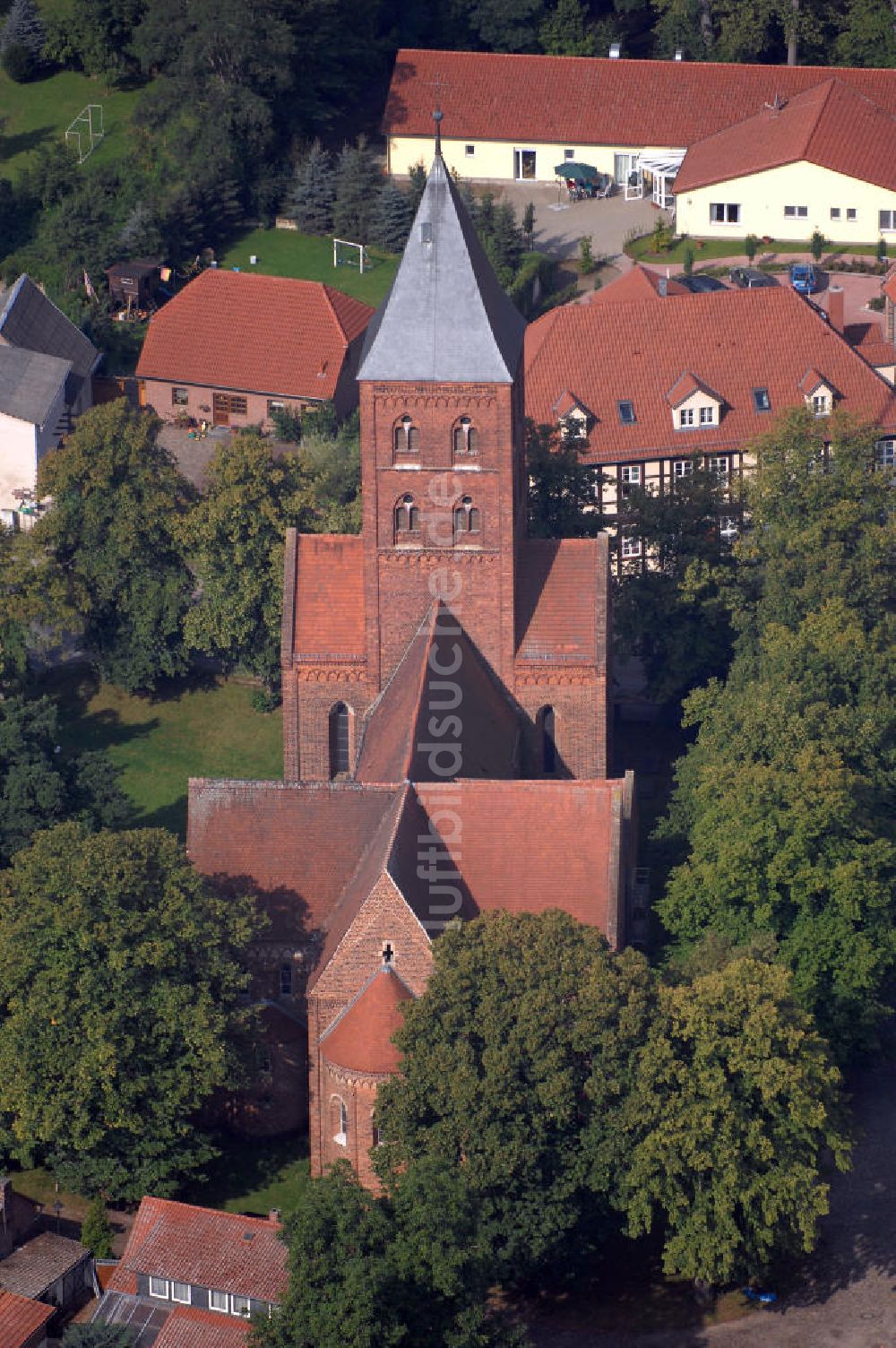 Diesdorf von oben - , handelt es sich um eines der besterhaltenen Werke der spätromanischen Baukunst