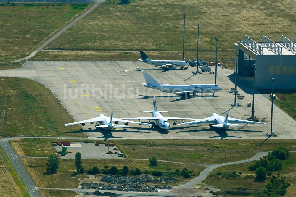 Luftbild Schkeuditz - Hangar- Anlagen und Flugzeughallen zur Luftfahrzeugwartung an der Towerstraße in Schkeuditz im Bundesland Sachsen, Deutschland