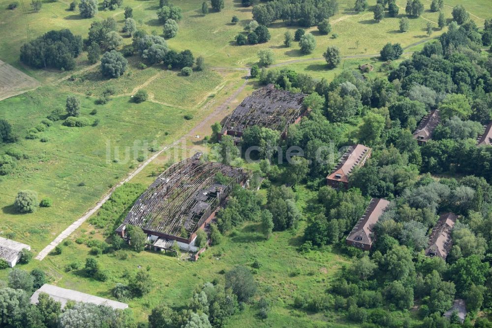 Schönwalde-Glien von oben - Hangar- Ruinen auf dem Gebäudekomplex der ehemaligen Militär- Kaserne in Schönwalde-Glien im Bundesland Brandenburg