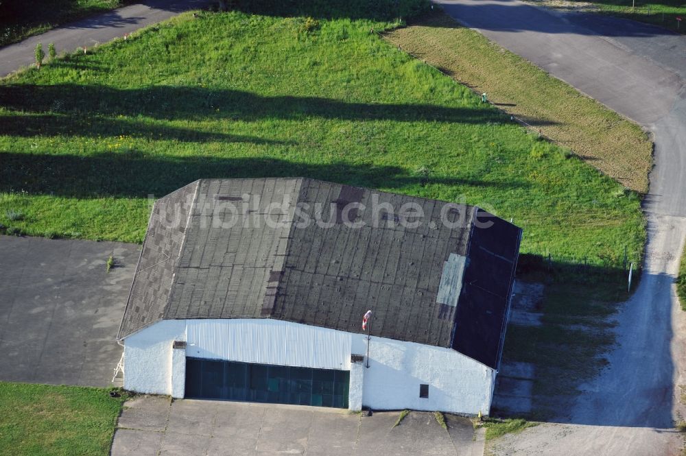 Laucha von oben - Hangar des Verkehrs- und Sportflugplatz in Laucha im Bundesland Sachsen-Anhalt