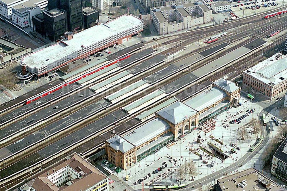 Hannover aus der Vogelperspektive: HANNOVER 27.03.2004 Blick auf den großen Hauptbahnhof von Hannover.