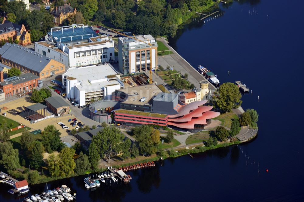 Luftbild Potsdam - Hans Otto Theater auf dem Kultur- und Gewerbestandort in der Schiffbauergasse am Ufer des Tiefen Sees in Potsdam im Bundesland Brandenburg