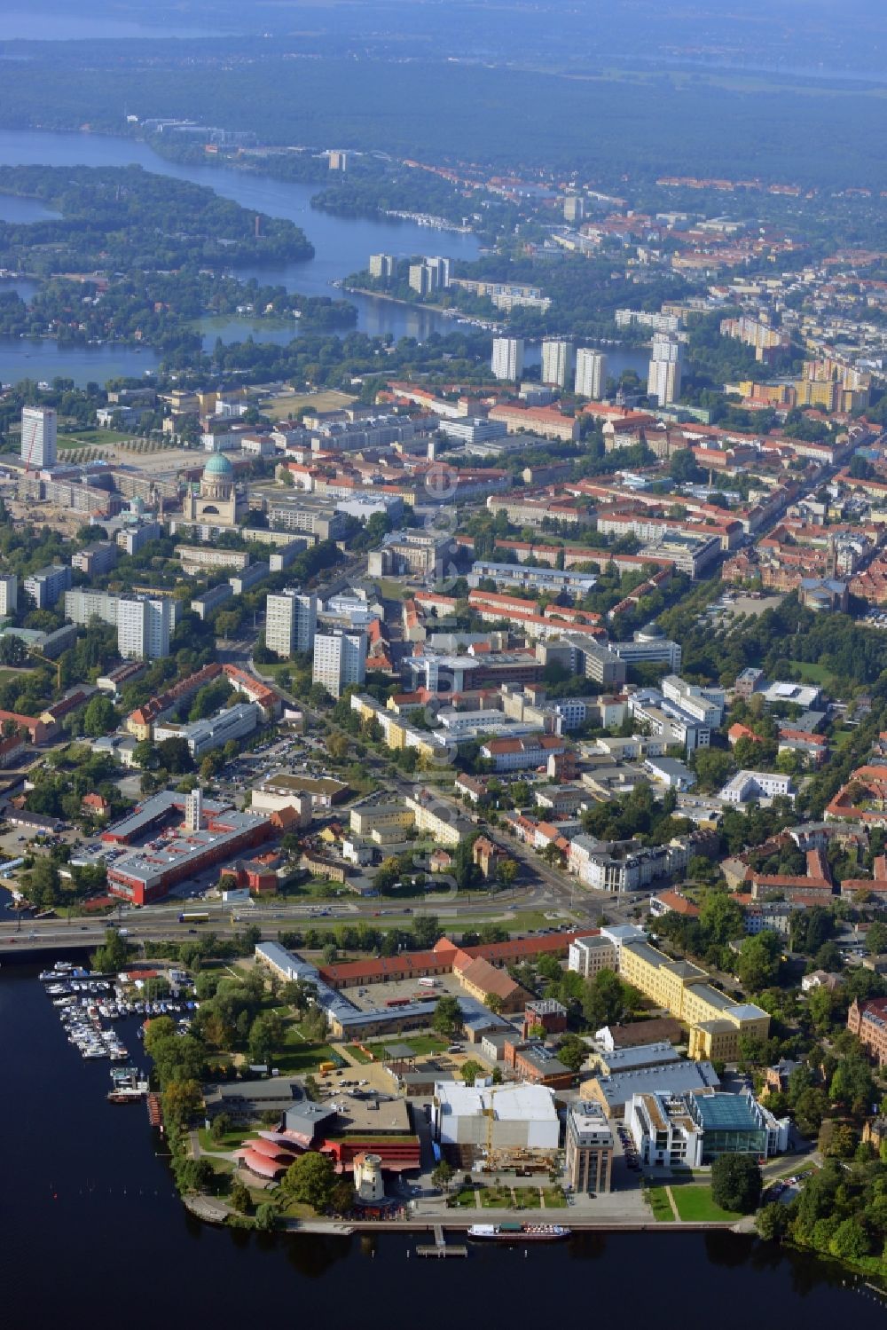 Luftaufnahme Potsdam - Hans Otto Theater auf dem Kultur- und Gewerbestandort in der Schiffbauergasse am Ufer des Tiefen Sees in Potsdam im Bundesland Brandenburg