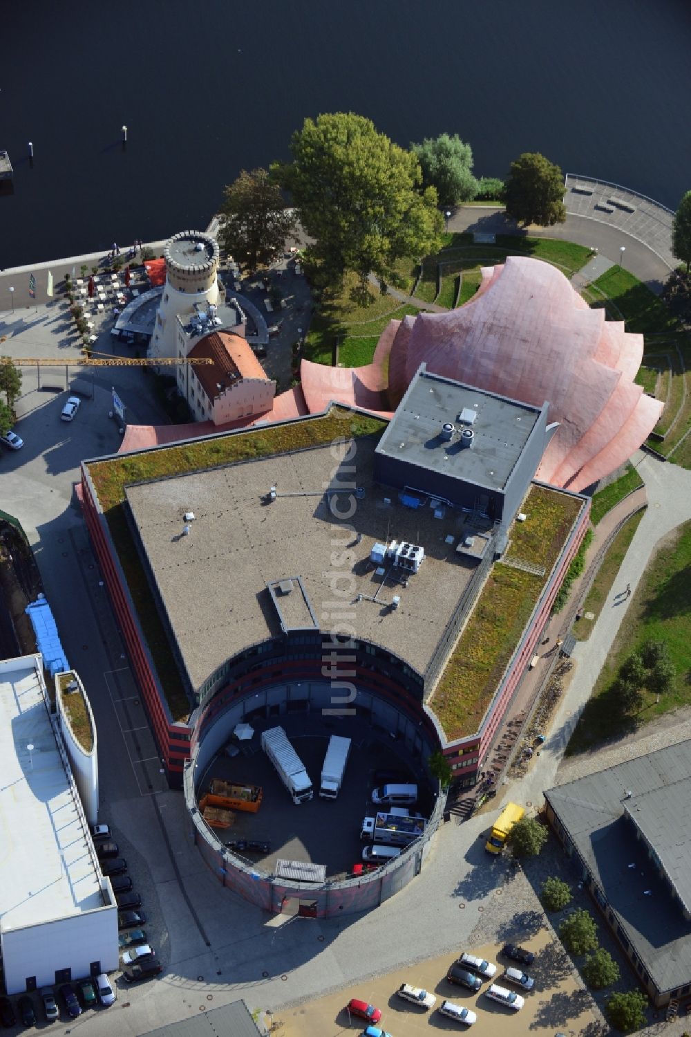 Potsdam von oben - Hans Otto Theater auf dem Kultur- und Gewerbestandort in der Schiffbauergasse am Ufer des Tiefen Sees in Potsdam im Bundesland Brandenburg