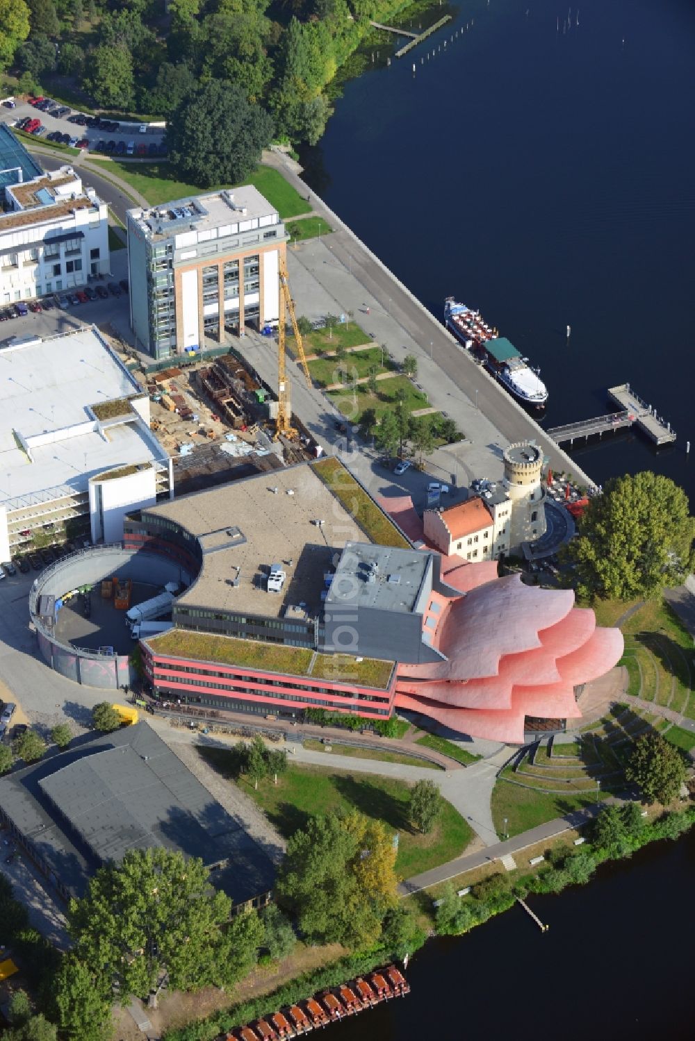 Luftaufnahme Potsdam - Hans Otto Theater auf dem Kultur- und Gewerbestandort in der Schiffbauergasse am Ufer des Tiefen Sees in Potsdam im Bundesland Brandenburg