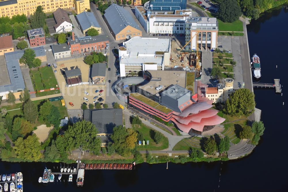 Potsdam von oben - Hans Otto Theater auf dem Kultur- und Gewerbestandort in der Schiffbauergasse am Ufer des Tiefen Sees in Potsdam im Bundesland Brandenburg