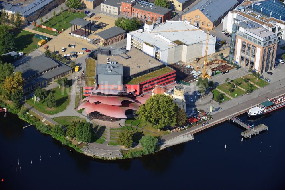 Potsdam aus der Vogelperspektive: Hans Otto Theater auf dem Kultur- und Gewerbestandort in der Schiffbauergasse am Ufer des Tiefen Sees in Potsdam im Bundesland Brandenburg