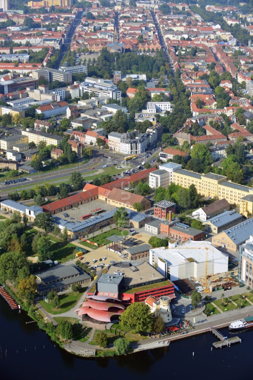 Luftbild Potsdam - Hans Otto Theater auf dem Kultur- und Gewerbestandort in der Schiffbauergasse am Ufer des Tiefen Sees in Potsdam im Bundesland Brandenburg