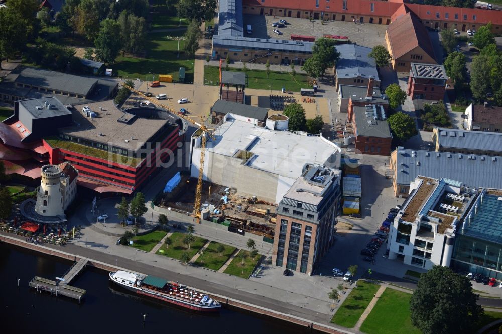 Potsdam von oben - Hans Otto Theater auf dem Kultur- und Gewerbestandort in der Schiffbauergasse am Ufer des Tiefen Sees in Potsdam im Bundesland Brandenburg