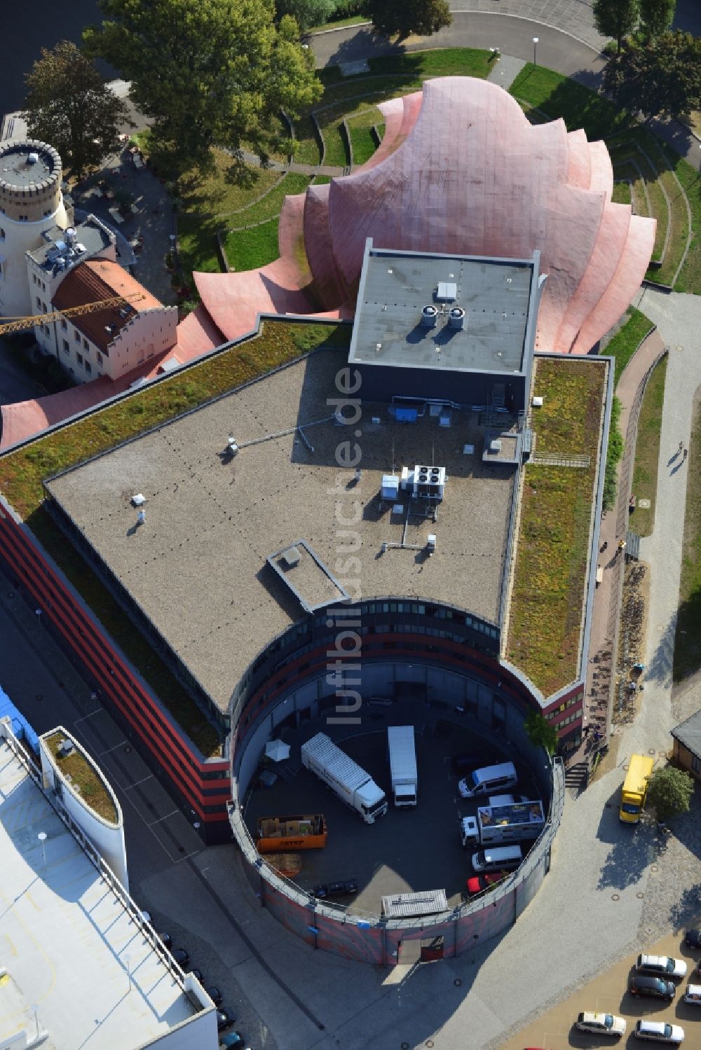 Potsdam aus der Vogelperspektive: Hans Otto Theater auf dem Kultur- und Gewerbestandort in der Schiffbauergasse am Ufer des Tiefen Sees in Potsdam im Bundesland Brandenburg