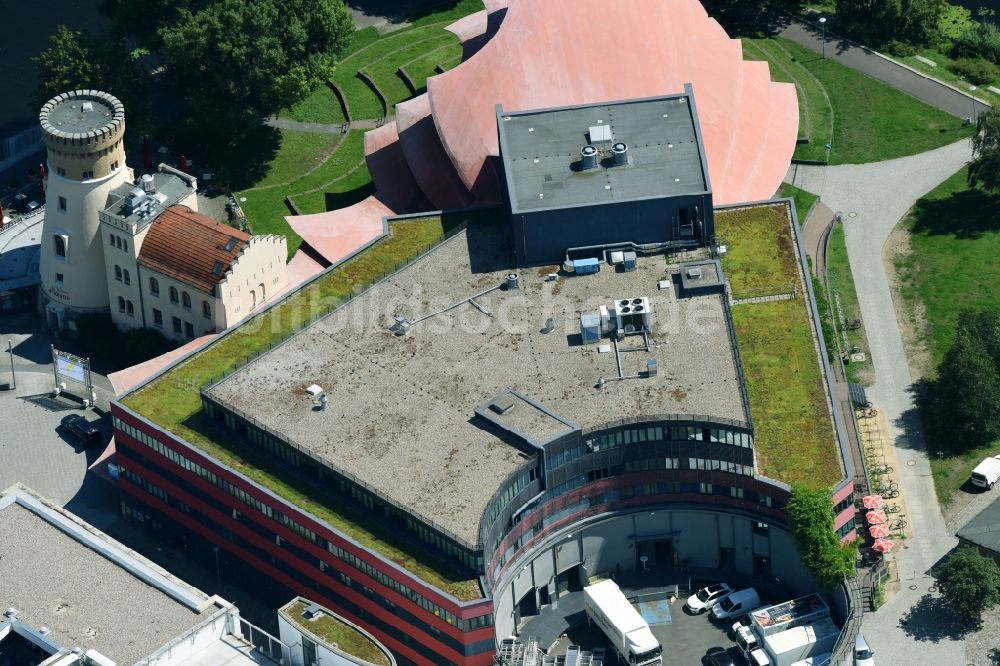 Potsdam aus der Vogelperspektive: Hans Otto Theater auf dem Kultur- und Gewerbestandort in der Schiffbauergasse am Ufer des Tiefen Sees in Potsdam im Bundesland Brandenburg