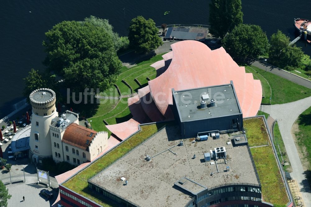 Luftbild Potsdam - Hans Otto Theater auf dem Kultur- und Gewerbestandort in der Schiffbauergasse am Ufer des Tiefen Sees in Potsdam im Bundesland Brandenburg