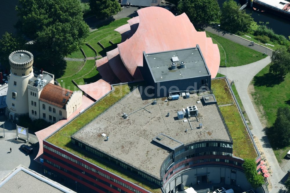 Luftaufnahme Potsdam - Hans Otto Theater auf dem Kultur- und Gewerbestandort in der Schiffbauergasse am Ufer des Tiefen Sees in Potsdam im Bundesland Brandenburg