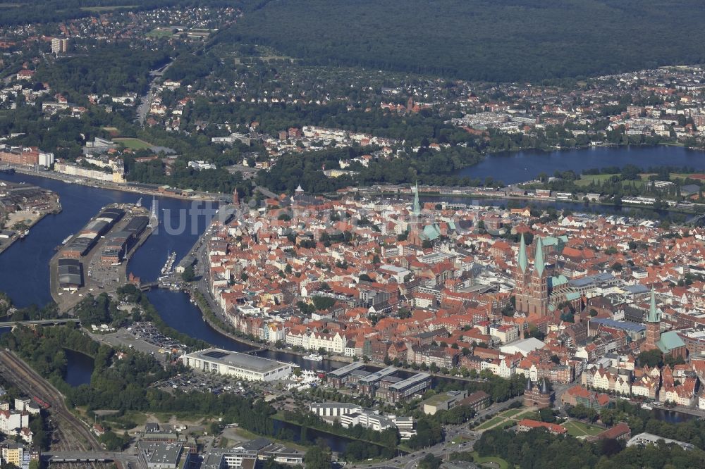 Lübeck aus der Vogelperspektive: Hansestadt Lübeck mit dem Holstentor im Bundesland Schleswig-Holstein