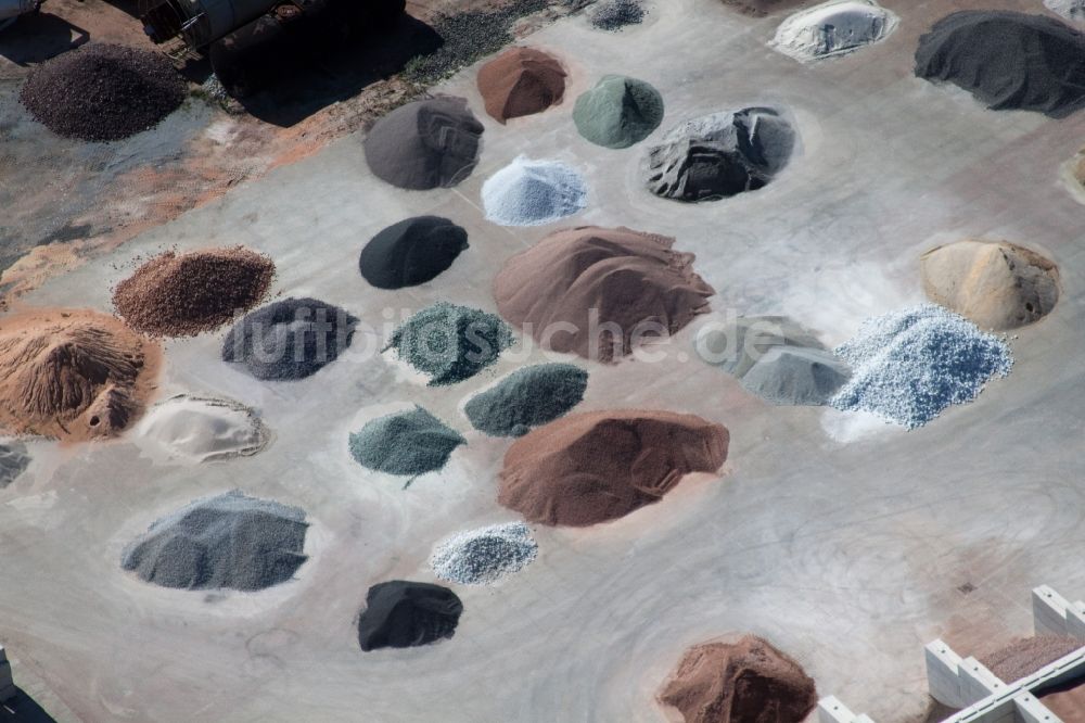 Luftaufnahme Graben-Neudorf - Haufen von buntem Gartenkies im Lager der Badische Terrazzo Handelsgesellschaft mbH im Ortsteil Neudorf in Graben-Neudorf im Bundesland Baden-Württemberg