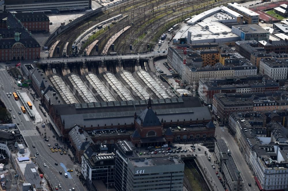 Luftaufnahme Kopenhagen - Hauptbahnhof der Bahn in Kopenhagen in Region Hovedstaden, Dänemark